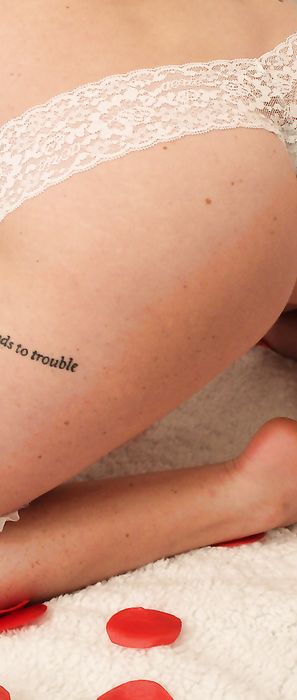 Freckles 18 Roses On Her Naked Body