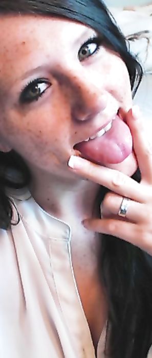 Freckles 18 Fingering Herself In Bed Webcam