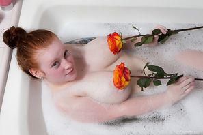 Kaycee Barnes Curvy Pale Redhead Plays With Her Boobs And Ass In The Bath Cosmid