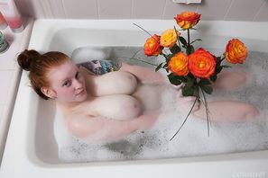 Kaycee Barnes Curvy Pale Redhead Plays With Her Boobs And Ass In The Bath Cosmid