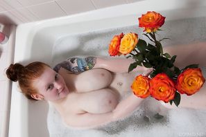 Kaycee Barnes Curvy Pale Redhead Plays With Her Boobs And Ass In The Bath Cosmid