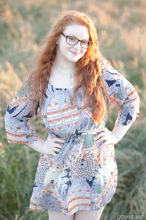 BBW Model Kaycee Barnes Takes Off Her Dress In A Field Cosmid