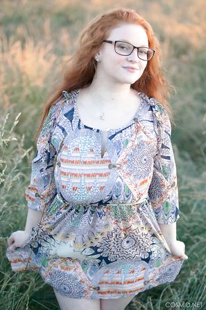 BBW Model Kaycee Barnes Takes Off Her Dress In A Field Cosmid