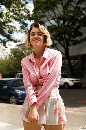 Peach Kennedy Mainstream Zishy Candid Frilly Shorts And Nude Shower