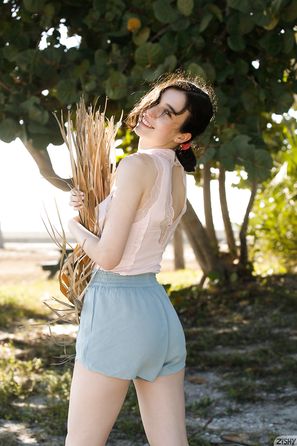 Giulia Wylde Big Guns Of Florida Zishy Busty Brunette Flashes Her Boobs And Pussy In Public