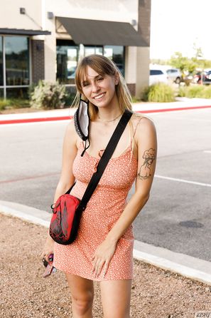 Angel Youngs Eats A Red Robin Zishy