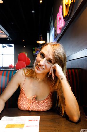 Angel Youngs Eats A Red Robin Zishy