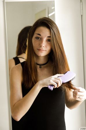 Hannah Tarley For Home Hero Zishy