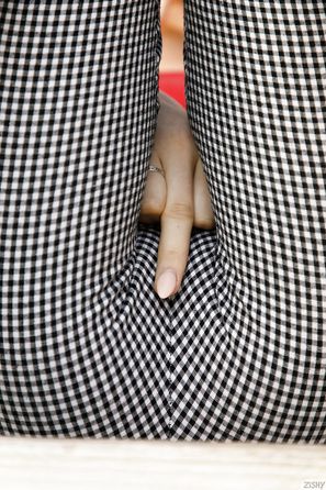 Kerin Metzger Gets Goosed Zishy