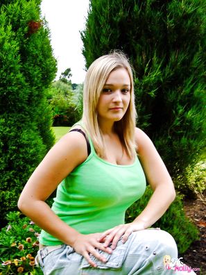 H Cup Holly