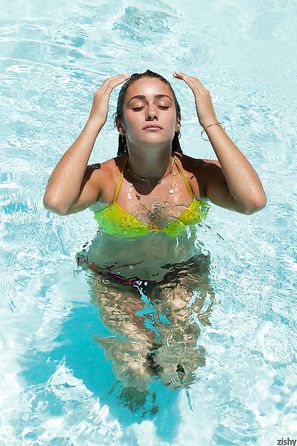 Serina Cardoni public pool Zishy