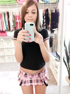 Emma Mason Rare Nude Selfies Phil-Flash Petite Teen Shaved Pussy And Smile