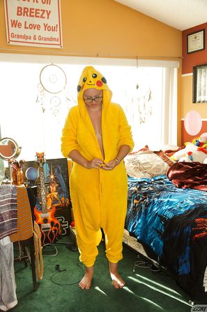 Harley Woodburn I Pikachoose You Zishy Hot Curvy Blonde Is Also Nerdy And Naked
